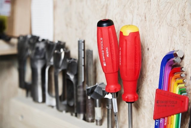 Examples of DIY tools, including screwdrivers and an Allen key set